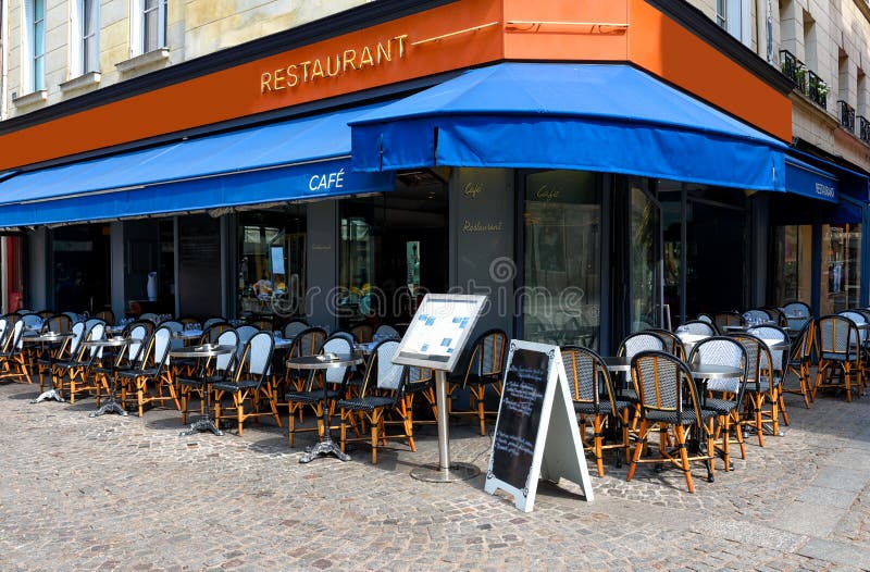 Typisk syn på den parisiska gatan med bord med kafébord i paris france. fotografering för bildbyråer