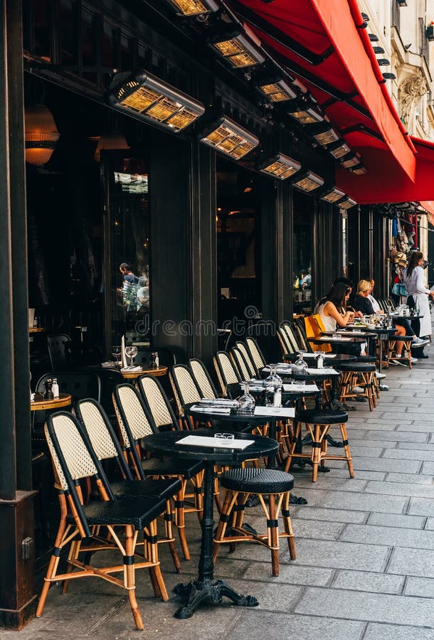 Typisk syn på den parisiska gatan med bord med kafébord i paris france. royaltyfria foton