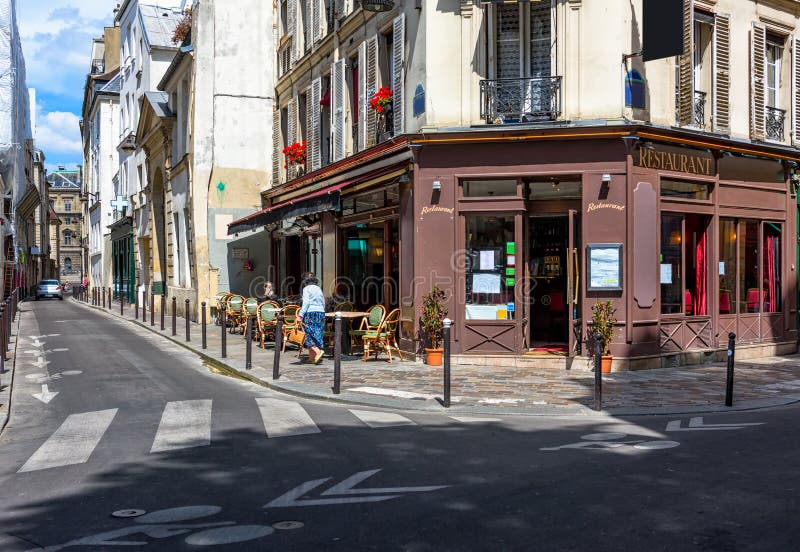 Typisk syn på den parisiska gatan med bord med kafébord i paris france. arkivfoton
