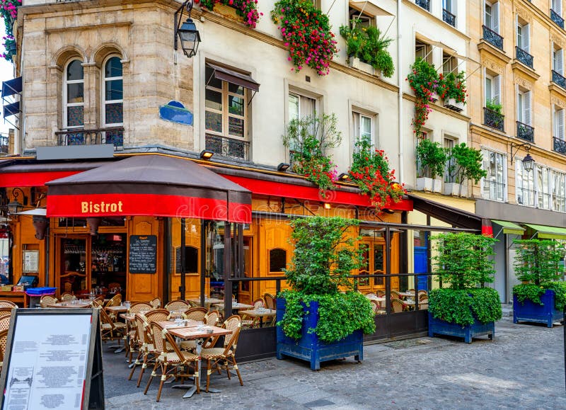 Typisk syn på den parisiska gatan med bord med kafébord i paris france. arkivfoto