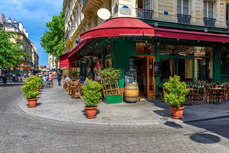 Typisk syn på den parisiska gatan med bord med kafébord i paris france. royaltyfri foto