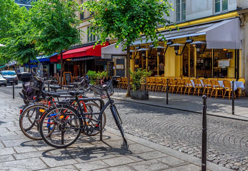 Typisk syn på den parisiska gatan med bord med kafébord i paris france. royaltyfria bilder