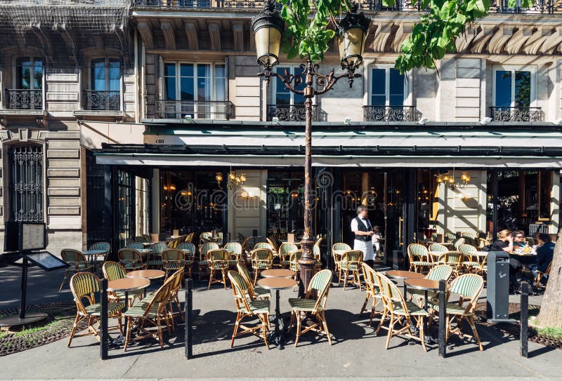 Typisk syn på den parisiska gatan med brasserie cafe i paris france. arkivbilder