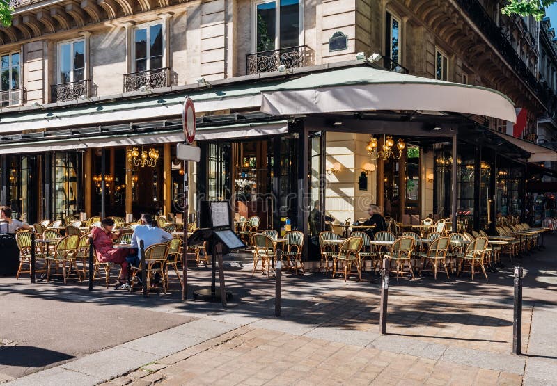 Typisk syn på den parisiska gatan med brasserie cafe i paris france. royaltyfri bild