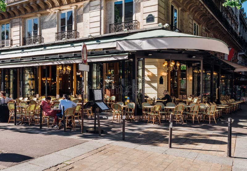 Typisk syn på den parisiska gatan med brasserie cafe i paris france. royaltyfri bild