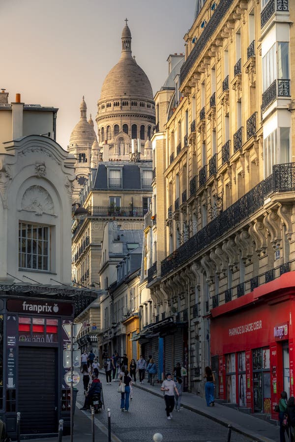 Typisk syn på distriktet montmartre i paris royaltyfri foto