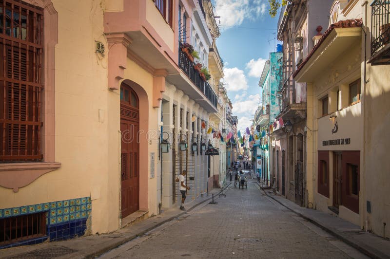 Typisk syn på gatulivet i gamla havana royaltyfria foton