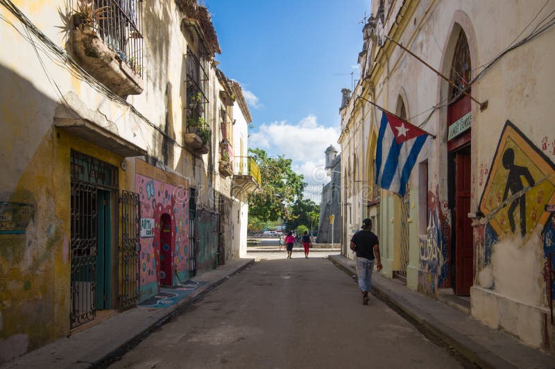 Typisk syn på gatulivet i gamla havana arkivfoto