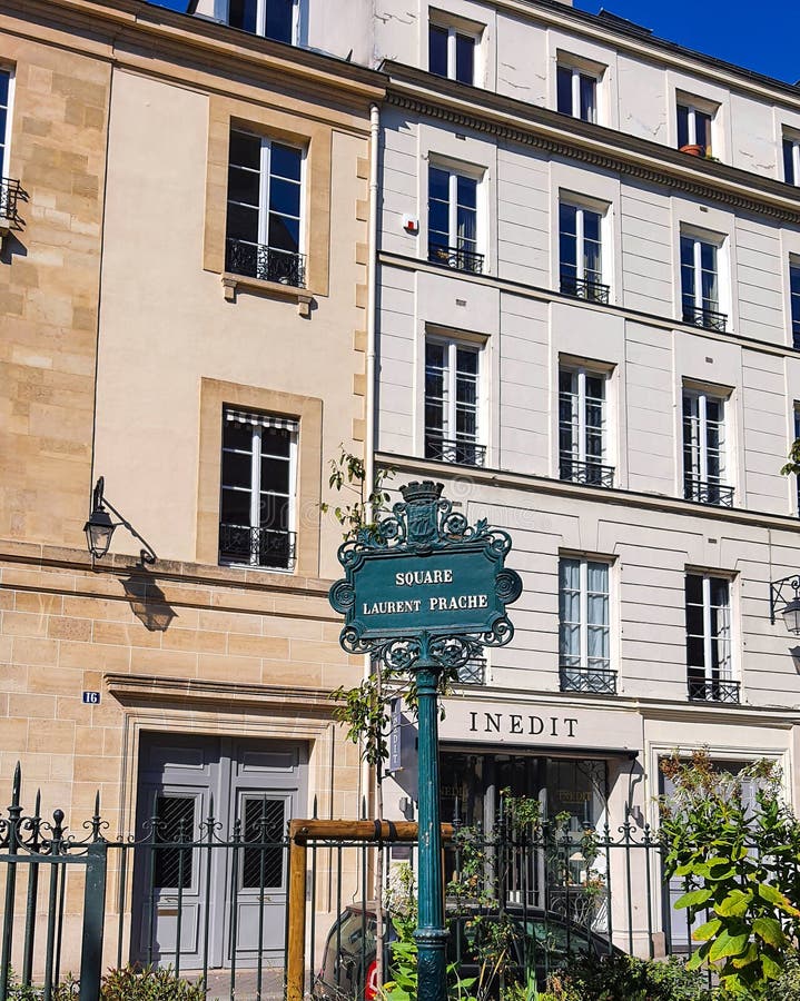 Typisk vy i paris royaltyfria foton