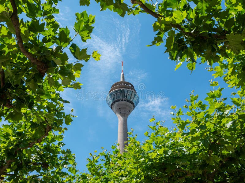 Typiskt synsätt på Düsseldorf i Tyskland arkivfoton