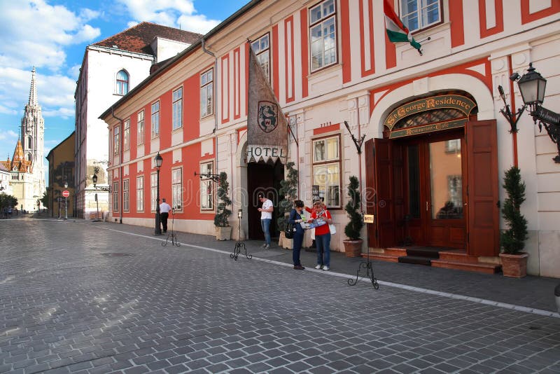 Typowy miastowy spojrzenie Malownicza ulica w Budzie Budapest, Węgry obraz stock Typowy miastowy spojrzenie Malownicza ulica w Budzie Budapest, Węgry obraz stock