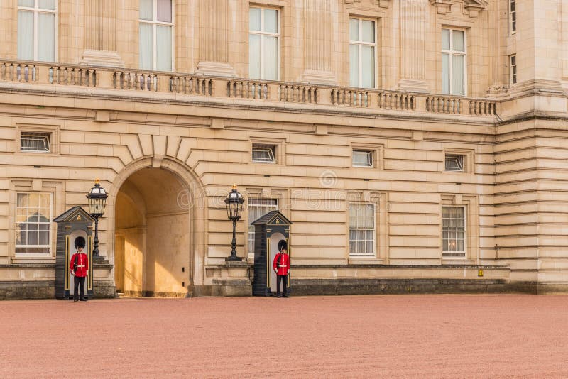 Typowy widok przy buckingham palace obraz stock Typowy widok przy buckingham palace obraz stock
