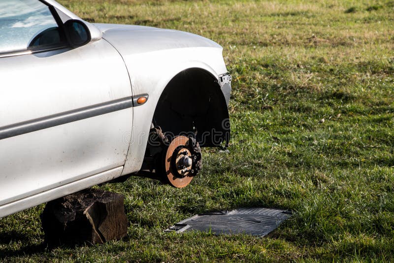 Měnící se auto pneumatika v zahrada.