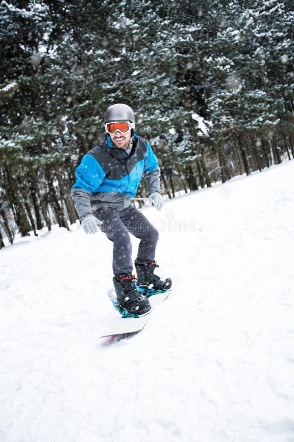 Tyrough di freeride del pensionante la montagna mentre caduta della neve immagine stock Tyrough di freeride del pensionante la montagna mentre caduta della neve immagine stock