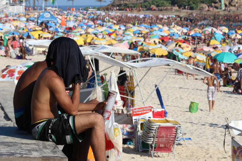 Tysiące kąpielowicze w Rio De Janeiro plaży obraz stock Tysiące kąpielowicze w Rio De Janeiro plaży obraz stock