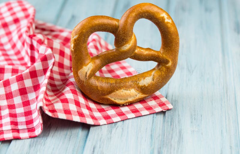 Tysk bretzel på träbakgrund arkivbilder Tysk bretzel på träbakgrund arkivbilder