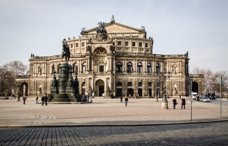 Tyskland Dresden, 03 02 2014 Semperoper operabyggnad på natten i Dresden arkivbilder Tyskland Dresden, 03 02 2014 Semperoper operabyggnad på natten i Dresden arkivbilder