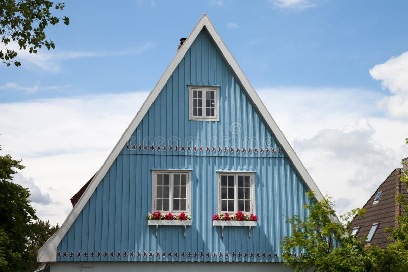 Tyskland Schleswig-Holstein, hus, blå fasad, gavel arkivbild Tyskland Schleswig-Holstein, hus, blå fasad, gavel arkivbild