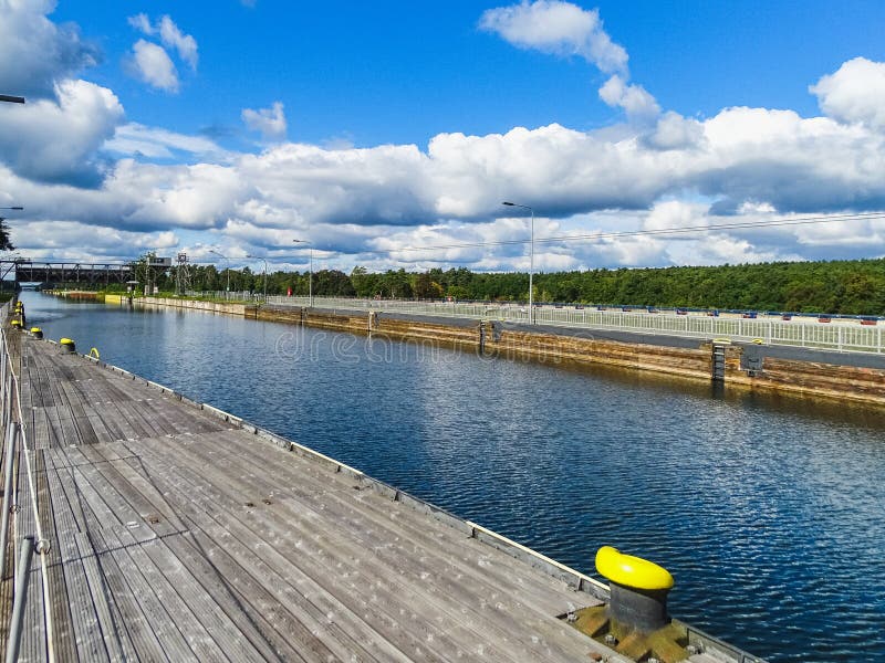 Tysklandsikt till kanalen av den forntida skeppelevatorn av niederfinoen royaltyfri bild Tysklandsikt till kanalen av den forntida skeppelevatorn av niederfinoen royaltyfri bild