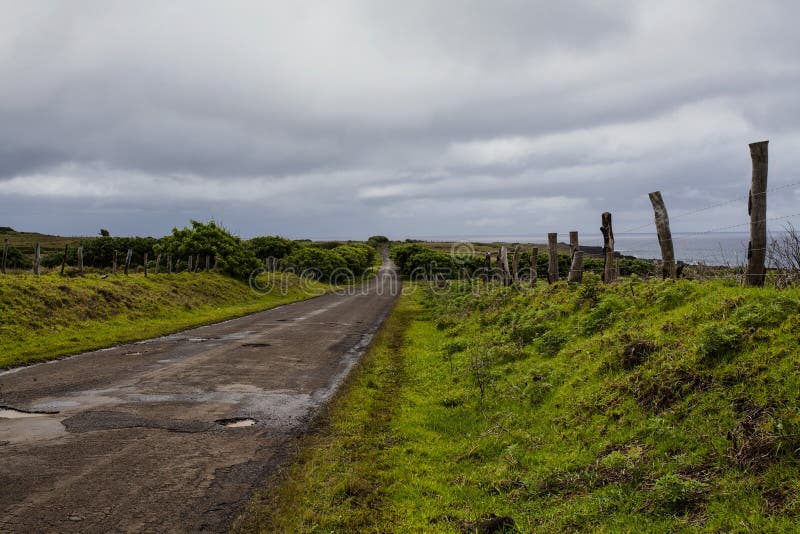 Tyst väg längs sydkusten av den Isla de Pasuca/påskön, Chile fotografering för bildbyråer Tyst väg längs sydkusten av den Isla de Pasuca/påskön, Chile fotografering för bildbyråer