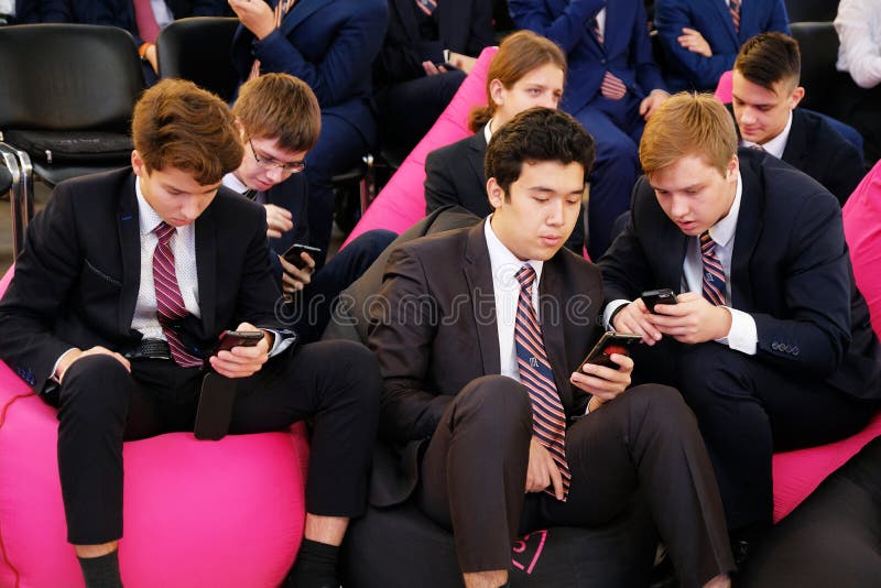 Tyumen, Rusland, 10 11 2018 Forum van innovatieve technologie?n Communicatie wetenschappers, politici en zakenlieden Leerlingen e stock foto Tyumen, Rusland, 10 11 2018 Forum van innovatieve technologie?n Communicatie wetenschappers, politici en zakenlieden Leerlingen e stock foto