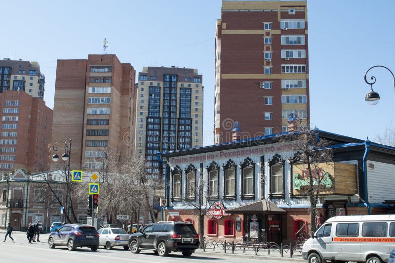Tyumen, Rusland, op 19 April, 2019: Oude gebouwen tegen de achtergrond van moderne high-rise gebouwen royalty-vrije stock afbeelding Tyumen, Rusland, op 19 April, 2019: Oude gebouwen tegen de achtergrond van moderne high-rise gebouwen royalty-vrije stock afbeelding