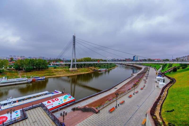TYUMEN, RUSLAND - SEPTEMBER 9, 2016: Dijk in Tyumen, Rusland stock foto's TYUMEN, RUSLAND - SEPTEMBER 9, 2016: Dijk in Tyumen, Rusland stock foto's