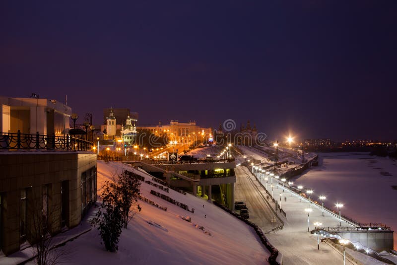 Download Tyumen, Russland - 5. November 2016: Winternachtlandschaft Von Redaktionelles Stockfotografie - Bild von redaktionell, gebäude: 90226292