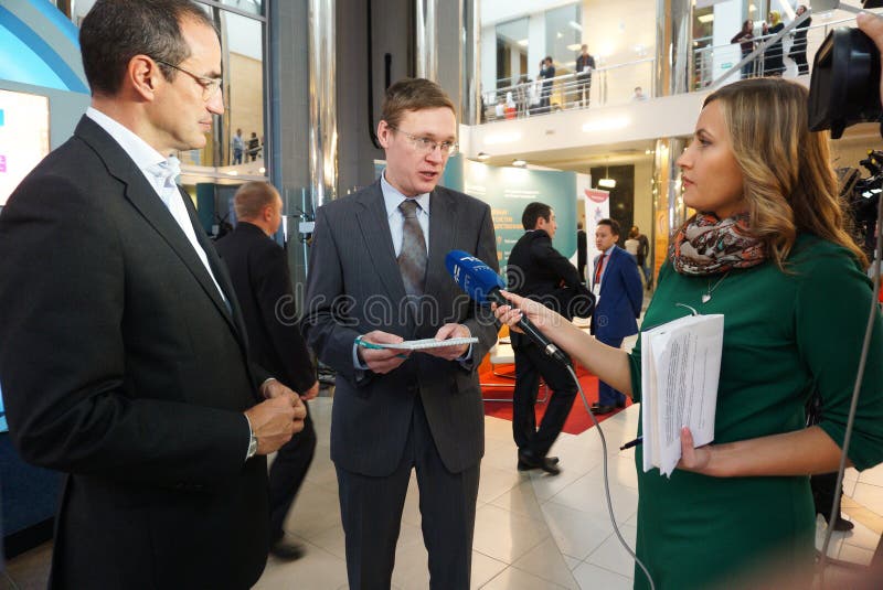 Tyumen Ryssland, 09 07 2016 Forum av innovativa teknologier Kommunikationsforskare, politiker och aff?rsm?n royaltyfria bilder Tyumen Ryssland, 09 07 2016 Forum av innovativa teknologier Kommunikationsforskare, politiker och aff?rsm?n royaltyfria bilder