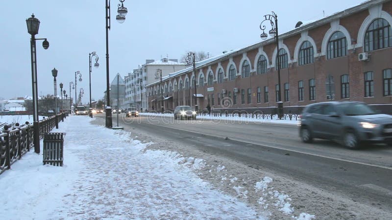 Tyumen, Россия - 4-ое ноября 2016: Ландшафт города с дорогой и автомобилями сток-видео