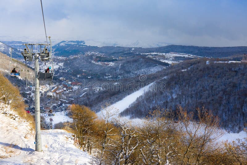 TZAHKADZOR, ARMÉNIE - 3 JANVIER 2014 : Vue sur la station de vacances populaire de ski et de climat ; Nord-est localisé de 50 kil