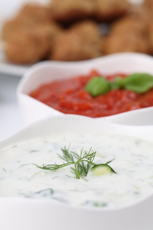 Tzatziki en tomatensaus royalty-vrije stock afbeelding Tzatziki en tomatensaus royalty-vrije stock afbeelding