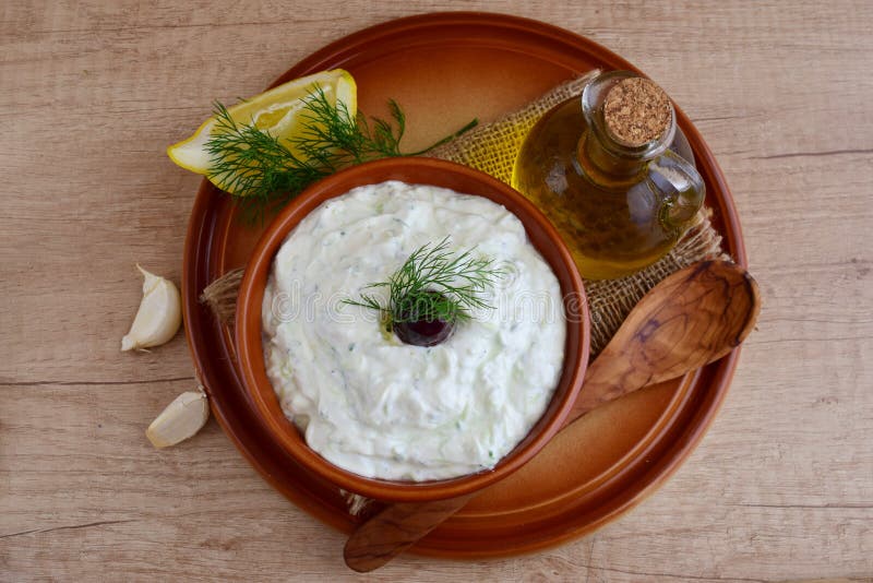 Tzatziki - σάλτσα γιαουρτιού με το αγγούρι, τον άνηθο, το ελαιόλαδο, το λεμόνι και το σκόρδο σε ένα παραδοσιακό κύπελλο, τα παραδ στοκ φωτογραφία με δικαίωμα ελεύθερης χρήσης