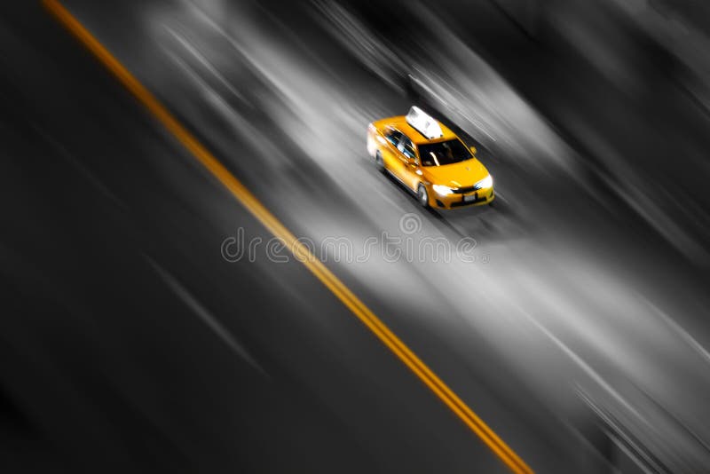 Táxi amarelo de New York City no movimento que apressa-se abaixo da rua imagens de stock Táxi amarelo de New York City no movimento que apressa-se abaixo da rua imagens de stock