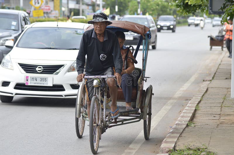 Táxi de bicicleta em Khon Kaen, Tailândia imagem de stock
