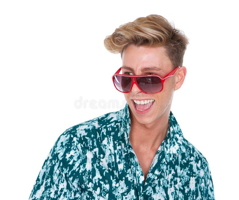 Tânăr care râde cu ochelari de soare royalty free stock images