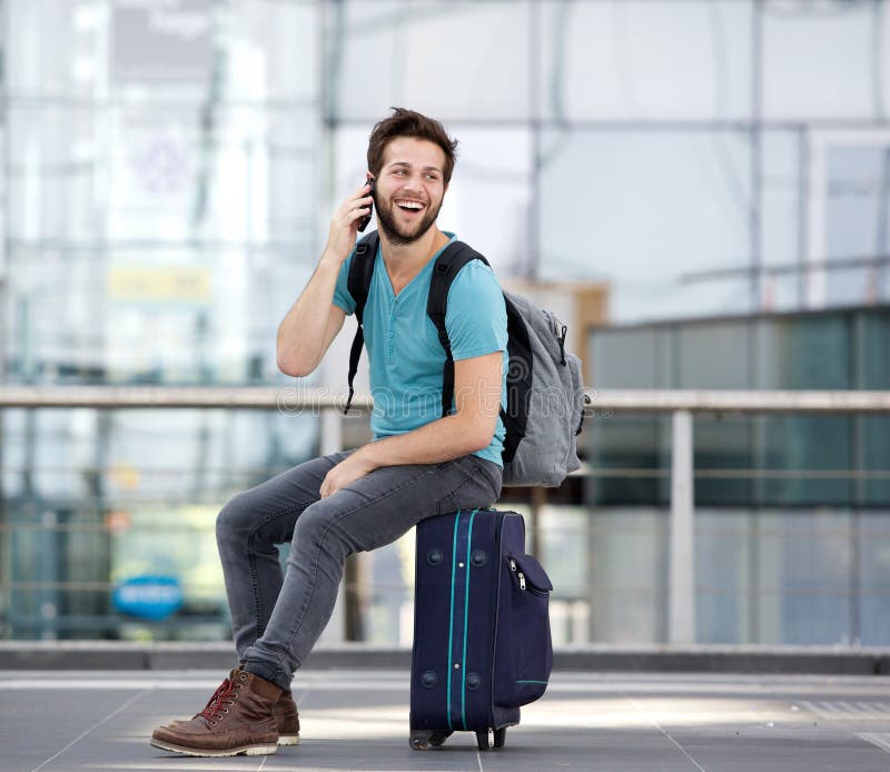 Tânăr care sună pe telefonul mobil la aeroport royalty free stock photography
