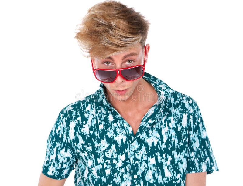 Tânăr care trage cu ochiul peste ochelari de soare stock photos