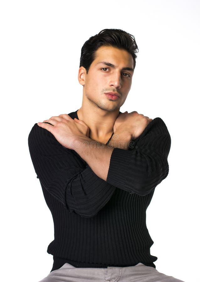 Tânăr cu tricou negru pe fond întunecat stock image