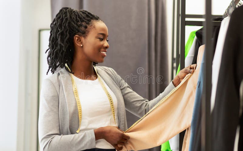 Tânăr designer de modă din Africa Americană care lucrează în studio royalty free stock image