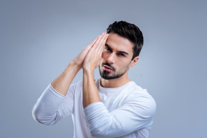 Tânăr emoțional rugându-se pentru sănătatea apropiaților săi. stock images