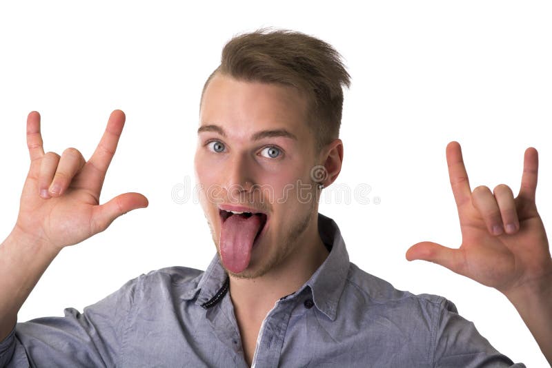 Tânăr fericit frumos care iese limba royalty free stock photo