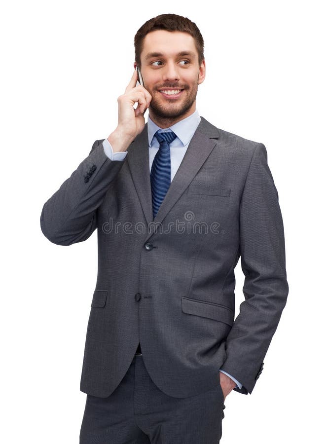 Tânăr om de afaceri zâmbitor cu smartphone stock photo