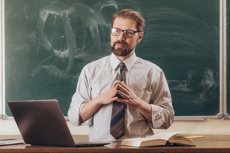 Tânăr profesor cu barbă ascultând răspunsurile elevilor săi royalty free stock photos
