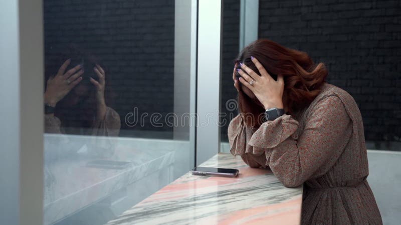Tânăra deprimată care are dureri de cap și e tristă problema stock video