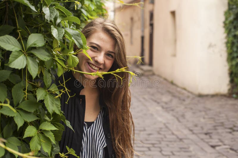 Tânăra doamnă cu părul lung portret pe stradă. plimbare. stock images