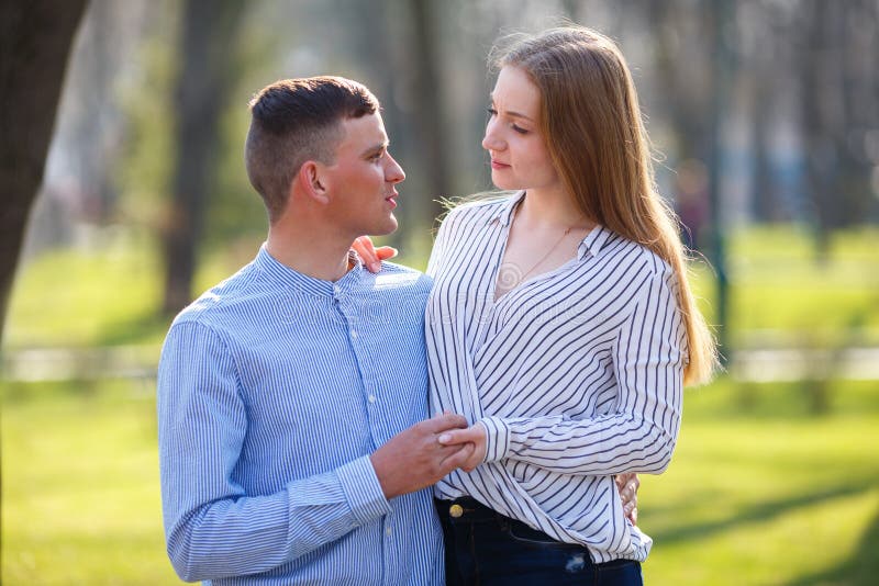 Tânără care-și ascultă cu atenție prietenul și-l înveselește. royalty free stock photos