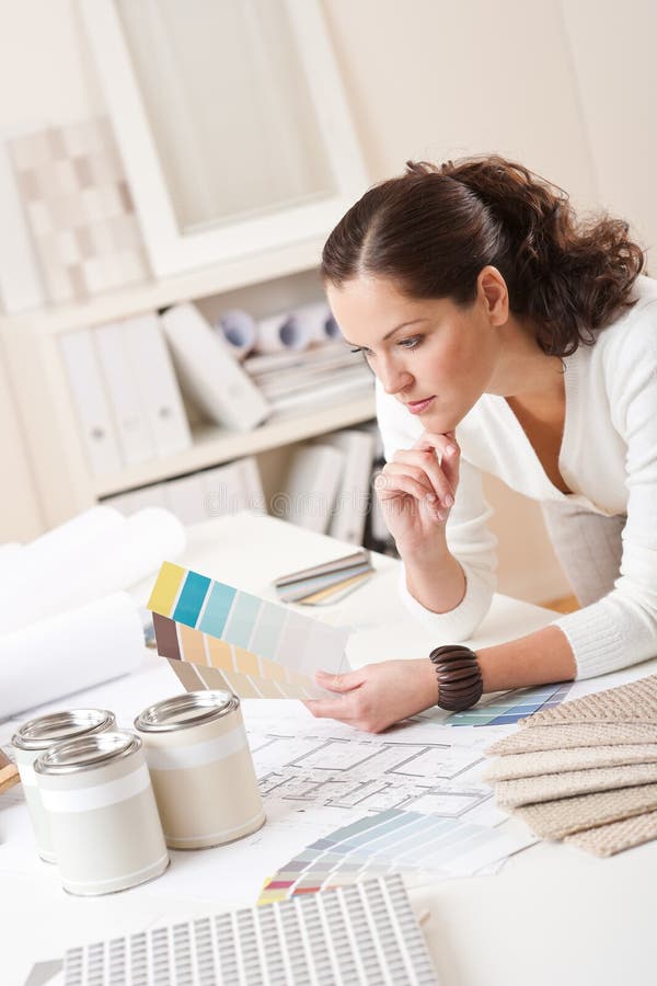 Tânără femeie designer de interne la birou stock photography