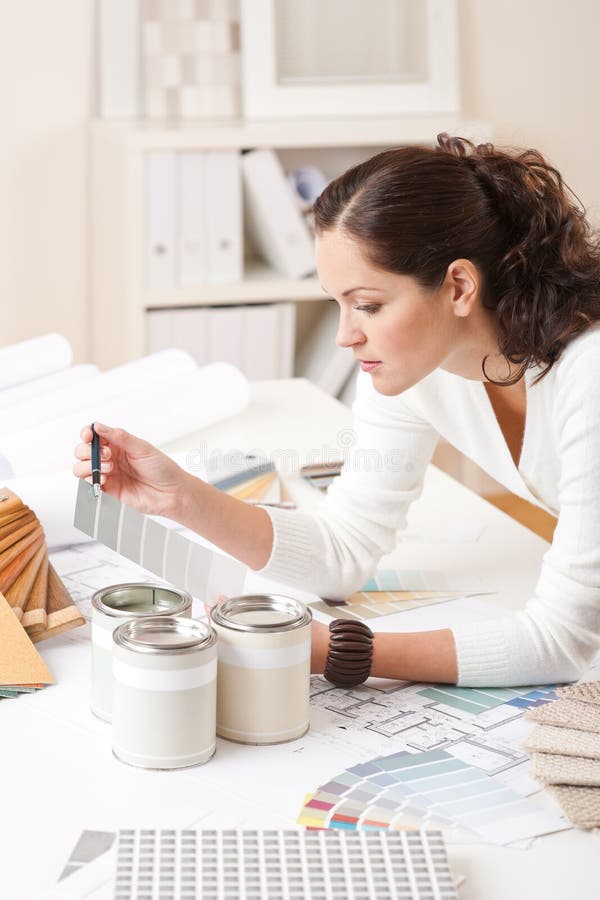 Tânără femeie designer interior cu vopsea royalty free stock photo