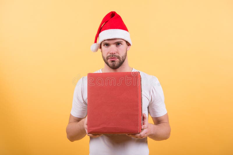 Tão grande santa atraente entrega seu presente presente secreto do homem sexy caixa presente do xmas conceito de dia de boxe mach imagens de stock Tão grande santa atraente entrega seu presente presente secreto do homem sexy caixa presente do xmas conceito de dia de boxe mach imagens de stock
